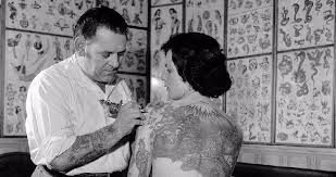 FOTO: Tatér Les Skuse pracuje na slavné Pam Nash, jedné z  nejfotografovanějších členek bristolského Tattoo Clubu.