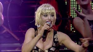 Loredana groza arată din ce în ce mai bine! Loredana Feat Cabron Apa Youtube