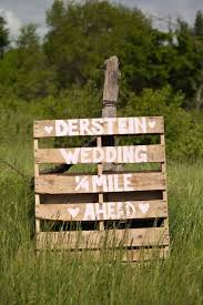 10 Diy Pallet Sign Ideas For Wedding 99 Pallets Wedding Direction Signs Pallet Wedding Wedding Directions