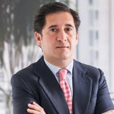 Hace ocho meses decidí darme uno de los mejores regalos profesionales:  Complicarme la vida. En unos días me gradúo del PDG 2025 del IESE Business  School(sí, la mejor generación). Han sido 28