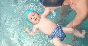 Der nächste urlaub steht an, doch kann das neugeborene schon. Der Ausflug Ins Freibad Tipps Furs Schwimmen Mit Dem Baby Schwanger At