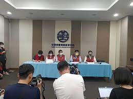 告不治。 另外有66人分別送往花蓮、宜蘭地區醫院救治。 台鐵初步研判事故原因疑為工程吊貨車停車未拉手煞車，導致貨車滑落邊坡高速撞上太魯閣號。 工程車李姓司機已被帶回偵訊，詳細事故原因及經過仍在釐清中。 台鐵408次太魯閣號今（2日）. Iotqa0ylqn4nvm