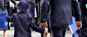 Près de provins, les créations de daniel fanara envoient du bois ! L Uniforme Va T Il Faire Son Retour Dans Les Ecoles Le Point