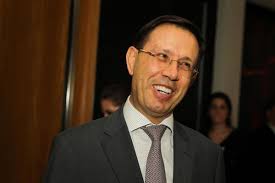 Carlos wizard é suspeito de integrar o chamado gabinete paralelo, grupo de pessoas que não compõem o governo jair bolsonaro e que estariam propondo ao presidente a adoção de medidas que. Cpi Aprova Quebras De Sigilos De Carlos Wizard E Empresarios De Farmaceuticas A Gazeta