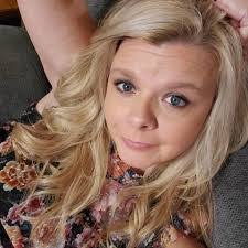 Amanda Mullis's Instagram, Twitter & Facebook