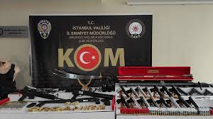 Sedat peker, kamuoyu tarafından sabırsızlıkla beklen videosunun yedincisini de yayınladı. Sedat Peker In Elebasi Oldugu Belirtilen Suc Orgutune Yonelik Operasyonda Ele Gecirilenler Sergilendi