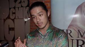 Rambut gondrong milik morgan oey seolah menjadi sebuah jimat. 5 Aktor Ganteng Ini Diprotes Karena Berambut Gondrong