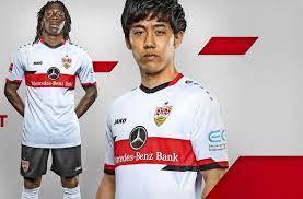Alle highlights und alle tore des vfb, die bundesligaspiele in voller länge, höhepunkte der ligaspiele von vfb ii, u19 und u17. Fussball Bundesliga Das Ist Das Neue Heimtrikot Des Vfb Stuttgart Vfb Stuttgart Stuttgarter Zeitung