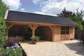 houten tuinhuis met overkapping dit tuinhuis heeft een dubbele deur ingang en ruimte voor een tuinset aan de linkerkant tuinhuizen achtertuin huis tuinhuis