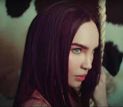 Belinda causó revuelo con su nuevo tema y video “Mírame Feliz” junto a  Xavi, al incluir a un personaje que muchos creen que representa a Christian  Nodal 😬 Se parece mucho, hasta