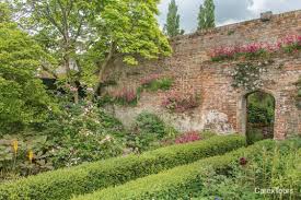Sissinghurst Castle Formerly The Home Of Vita Sackville West And Harold Nicolson Who Created These Wonderful Garden Castle Garden English Garden Garden Design