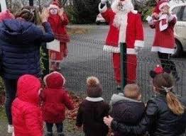 C'était la fille du père noël j'étais le fils du père fouettard elle s'appelait marie noëlle je m'appelais jean balthazar. Saint Pere Marc En Poulet La Tournee Du Pere Noel A Fait Des Heureux Redon Maville Com