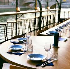 Les Peniches Ou Prendre Un Verre Sur Les Quais De Seine Table Decorations Paris Decor