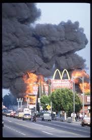 A team of los angeles news anchors felt the jolt of a nearby earthquake in the middle of a segment on the day's weather. Dans Les Archives De Match En 1992 Los Angeles A Feu Et A Sang Il Y A 28 Ans L Los Angeles California Photography Los Angeles History California History