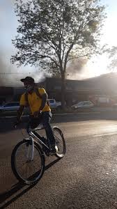 A polícia suspeita que o incêndio tenha sido provocado por uma explosão no tanque de gás da cozinha. Incendio Atinge Loja De Barcos Da Avenida Colombo Em Maringa