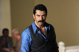 Bir oyuncuyu unutulmaz kılacak bir husus varsa, o da sinema perdesinde ortaya koyduğu eserlerdir. Bild Zu Kenan Imirzalioglu Bild Kenan Imirzalioglu Filmstarts De