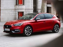 Yükseklik ve derinlik ayarlı elektromekanik çok fonksiyonlu deri direksiyon. Seat Leon 2020 Pictures Information Specs