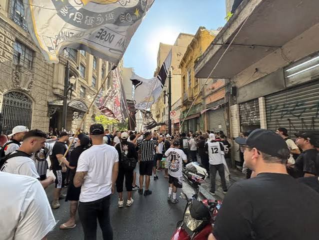 Socorro": torcida do Corinthians protesta no MP-SP e pede interven&ccedil;&atilde;o judicial - Gazeta Esportiva
