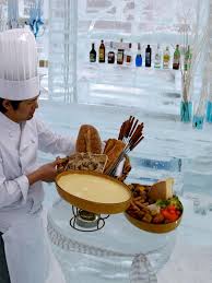 金紗夢獨特婚禮系列 北海道愛斯基摩冰屋婚禮吊燈 冰刻成的床 還有馴鹿毛被 更讓人匪夷所思的是 歌裡若有似無的戀情 與旅行地點和愛情的對應關係 羅密歐與茱麗葉的維若那 適合初戀的少男少女 迷幻的威尼斯是給情場老千與受騙的愛情新手 夏威夷或大溪地是蜜月