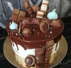 Questa torta lo ripropone insieme con un delicato pan di spagna al cacao. Kinder Bueno Torta Online Rendeles Hazhozszallitas