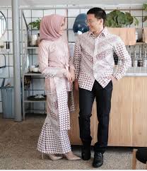 Kami berharap, dengan memposting galeri model baju gamis batik kombinasi kain polos ini, dapat memenuhi kebutuhan kamu akan inspirasi terbaik tentang motif batik. 45 Model Batik Couple Modern Modis Kombinasi 2020 Bergaya