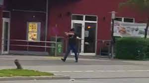Hier eröffnet ein amokläufer das feuer auf zivilisten. Rekonstruktion Ein Tater 58 Kugeln Der Amoklauf In Munchen Panorama Sz De