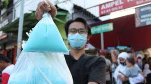 Maybe you would like to learn more about one of these? Kurma Dan Es Permen Karet Jadi Menu Takjil Paling Laris Di Kampung Arab Surabaya Surya Malang
