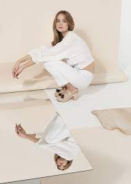 Touch device users can explore by touch or with swipe gestures. Spiegel Portrat Fotografie Kreative Foto Idee Inspiration Spiegelung Fotografieren Lernen Low Budget Loe Editoriais De Moda Imagem De Moda Fotografia De Roupas