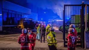 E' sotto controllo l'incendio divampato questo pomeriggio in via antonini. Incendio In Un Capannone Di Milano Danni Ingenti Ma Nessun Ferito La Repubblica