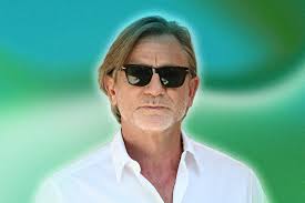 How to get Daniel Craig's freaky art dealer hair, down to the very last  flip