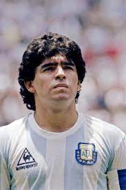 وفي إسبانيا، قاد دييغو مارادونا برشلونة إلى الفوز بكأس إسبانيا عام 1983، وفاز بلقب هداف الدوري الإيطالي عام 1988 عندما كان يدافع عن ألوان نابولي. Ø¨ÙŠÙ„ÙŠÙ‡ ÙˆÙ…Ø§Ø±Ø§Ø¯ÙˆÙ†Ø§ Ø³Ø¨Ø§Ù‚ Ø§Ù„Ø£ÙØ¶Ù„ÙŠØ© Ø¨Ù„Ø§ Ù…Ù†Ø§ÙØ³ Ø«Ø§Ù„Ø«
