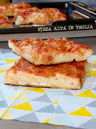 Una golosità unica che tutti amano alla follia con qualunque tipo di condimento! Pensieri Fuori Dal Coro Pizza Alta E Soffice In Teglia Scelgo Un Libro Per Bambini Con La Pancia Piena