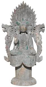 Buddha Statue Aus Naturstein Mit Aureole Welche Von 2 Drachen Flankiert Wird Der Buddha Hat Die Schutzgeste Und Hinter Seinem Kop Buddha Figur Statuen Buddha