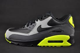 The Nike Air Max 90 Borrows An Iconic Colorway Sneakernews Com Nike Air Max Nike Air Max 90 Mens Nike Air