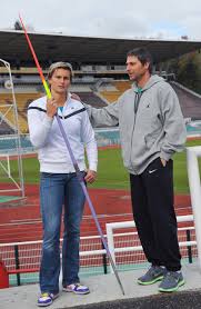 Born 16 june 1966) is a retired czech track and field athlete who competed in the javelin throw. Galerie Ostepar Zelezny Po Druhem Rozchodu Manzelce Nechal Barak Milenku Posle Na Ulici Foto 27 Isport Cz
