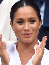 Meghan markle and prince harry just posed at kensington palace for official engagement photos & showed off the ring for the first time. Meghan Markle S Gold And Diamond Band Sparks Engagement Ring Trend Photos Allure