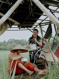 Saat padi mulai menguning, pemilik sawah akan mengadakan selamatan di tengah sawah. Gaya Pemotretan 8 Pasangan Seleb Saat Di Sawah Romantis Abis Brilio Net Line Today