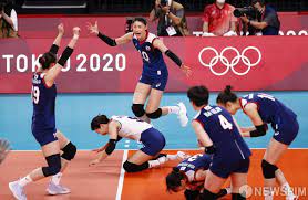 한국 여자배구대표팀 주장 김연경이 18일(한국시간) 이탈리아 리미니에서 열린 2021 vnl 5주 차 브라질과 첫 경기 도중 리시브를 시도하고 있다. Iggzm4vajwgyym