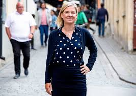 Magdalena andersson första kvinnan på het stol. Magdalena Andersson Pekar Med Hela Handen I Sitt Almedalstal Aftonbladet