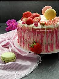 Layer Cake A La Fraise En 2020 Fraise Au Chocolat Dessert Gateau Moelleux