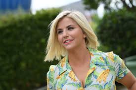 Beatrice eglis accident before the carmen nebel show. Beatrice Egli Verdachtige Zeilen Ist Die Schlager Blondine Wieder In Festen Handen News De