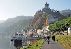 The cochem castleor reichsburg cochem is built on a hill in the place where the moselleriver makes a loop (cochemer krampen). Moseltalradweg Burgblick Auf Die Burg Cochem