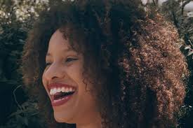 Peinados afro: te contamos cómo hacerlos y los productos que necesitas