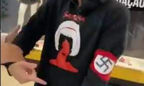 Acampamento de verão italiano formando grupo suástica reversa. Omjmjauszjuoym