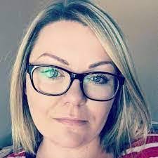 Amanda Oram's Instagram, Twitter & Facebook