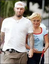 Monet seuraajista eivät olleet tunnistaa tähteä ja huomaisivat miehen yhdennäköisyyden usean muun julkkiksen kanssa. Fred Durst Dating Famousfix Com