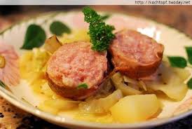 Weisschabis Mit Saucisson Vaudois Weisskohl Mit Waadtlander Wurst Wurstchen Weisskohl Rindfleisch Mit Zwiebeln
