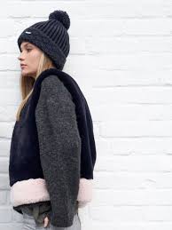 Au printemps, en automne ou en hiver, le trench reste à la pointe de la mode. Epingle Sur Collection Winter 19 Bonnets Et Accessoires