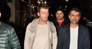 Tatlıtuğ geçtiğimiz günlerde yapılan eleştirilere daha fazla dayanamayarak bir açıklama yapmış; Oyuncu Kivanc Tatlitug Un Abisi Otopark Gorevlisiyle Kavga Etti Dailymotion Video