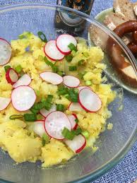 Kartoffelsalat wird aus gekochten kartoffeln und weiteren zutaten hergestellt. Bayerischer Kartoffelsalat Applethree Food Travel Life